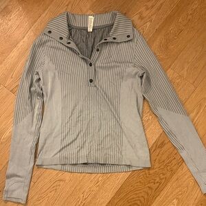 Athleta Small Striped Long Sleeve Snap-Collar Top in Light Gray
